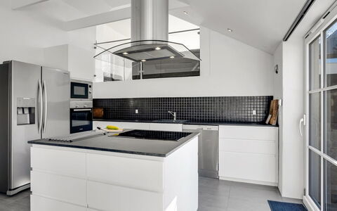 Judit - 10M from the Sea: Cuisine, Comptoir, Appareil De Cuisine, Design Intérieur, Sol, Cabinetry, Plafond, Principaux Appliance, Sol, Luminaire