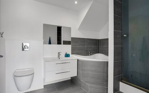 Judit - 10M from the Sea: Sol, Sol, Design Intérieur, Luminaire Plomberie, Salle De Bains, Tuile, Plomberie, Robinet, Évier, Armoire De Toilette