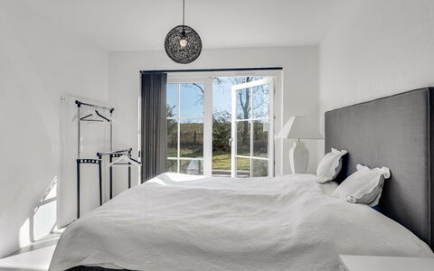 Judit - 10M from the Sea: Lit, Meubles, Literie, Chambre, Design Intérieur, Drap De Lit, Linge, Plafond, Sol, Sol