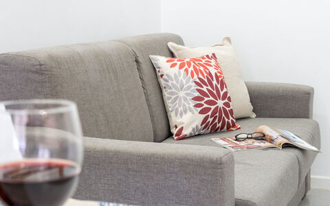 La Rondine Apartment: Meubles, Design Intérieur, Canapé, Coussin, Throw Pillow, Textile, Salon, Sol, Oreiller, Domicile