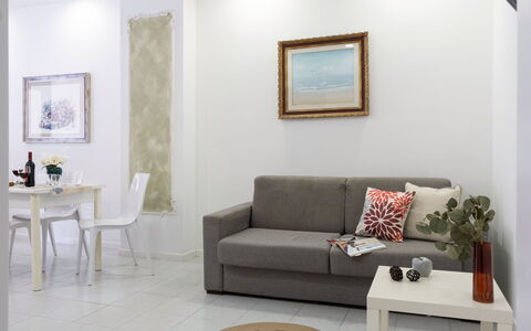 La Rondine Apartment: Meubles, Design Intérieur, Canapé, Mur, Sol, Sol, Salon, Pièce, Table, Éclairage