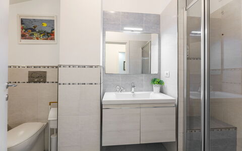 La Rondine Apartment: Luminaire Plomberie, Évier, Salle De Bains, Lavabo, Design Intérieur, Sol, Sol, Robinet, Miroir, Plomberie