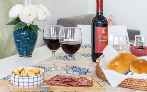 La Rondine Apartment: Aliments, Vaisselle, Ingrédient, Verres À Pied, Verre De Vin, Drinkware, Table, Du Vin, Bouteille