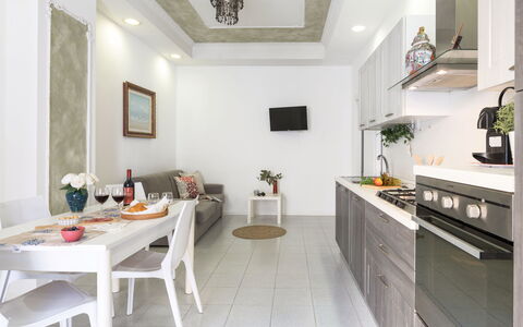 La Rondine Apartment: Meubles, Design Intérieur, Sol, Cuisine, Bois, Principaux Appliance, Appareil De Cuisine, Domicile, Plafond, Comptoir