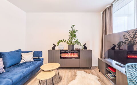 Klára: Meubles, Design Intérieur, Sol, Mur, Canapé, Sol, Bois, Pièce, Salon, Domicile