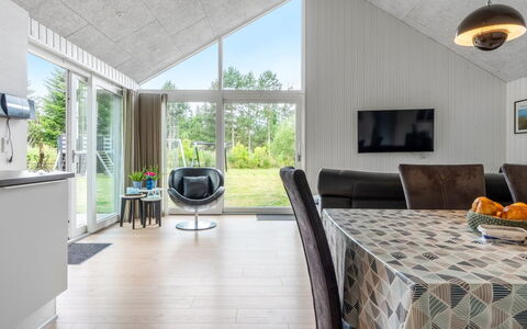 Sunna - 1.2Km from the Sea: Bois, Plafond, Sol, Domicile, Design Intérieur, Table Cuisine Et Salle A Manger, Salon, Chaise, Canapé