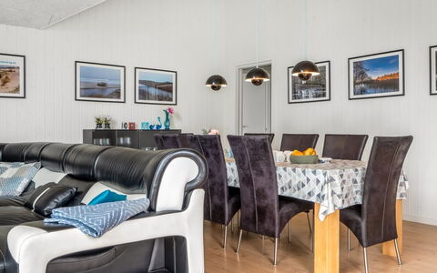 Sunna - 1.2Km from the Sea: Meubles, Design Intérieur, Canapé, Sol, Plafond, Sol, Pièce, Salon, Domicile, Éclairage