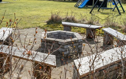 Sunna - 1.2Km from the Sea: Extérieur Banc, Mobilier De Jardin, Banc, Jardin, Tableau De Plein Air, Table De Pique-Nique, Béton, Arrière-Cour, Dalle