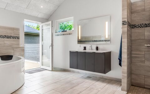 Sunna - 1.2Km from the Sea: Sol, Design Intérieur, Luminaire Plomberie, Sol, Salle De Bains, Évier, Armoire De Toilette, Robinet, Tuile, Plomberie