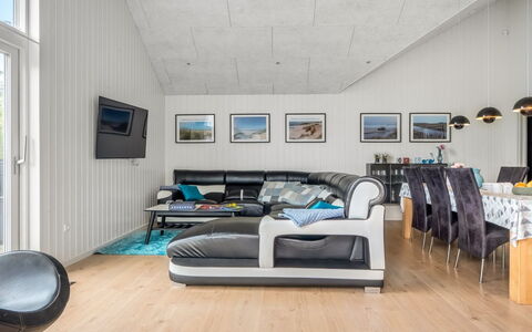 Sunna - 1.2Km from the Sea: Design Intérieur, Canapé, Bois, Sol, Plafond, Salon, Sol, Meubles, Éclairage