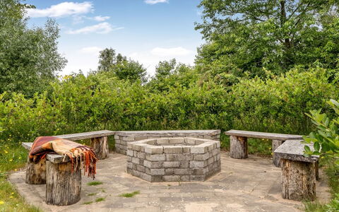 Sunna - 1.2Km from the Sea: Lot Terre, Jardin, Mobilier De Jardin, Aménagement Paysager, Ombre, Extérieur Banc, Banc, Parc, Tableau De Plein Air, Structure En Plein Air
