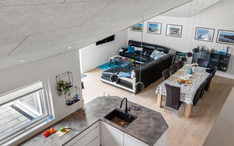 Sunna - 1.2Km from the Sea: Sol, Plafond, Pièce, Cuisine, Comptoir, Chaise, Dur, Parquet, Luminaire, Salon
