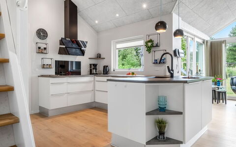 Sunna - 1.2Km from the Sea: Sol, Design Intérieur, Cuisine, Comptoir, Meubles, Plafond, Bois, Luminaire, Sol, Appareil De Cuisine