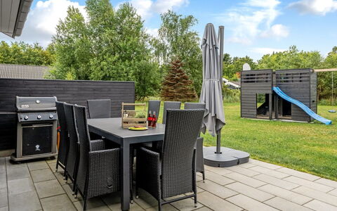 Frederikke - 990M from the Sea: Bleu, Arbuste, Chalet, Couverture De Sol, Jardin, Biens, Ombre, Aménagement Paysager, Ferme, Eco Hôtel