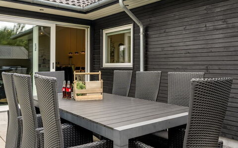 Frederikke - 990M from the Sea: Bleu, Arbuste, Chalet, Couverture De Sol, Jardin, Biens, Ombre, Aménagement Paysager, Ferme, Eco Hôtel