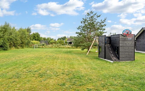 Frederikke - 990M from the Sea: Bleu, Arbuste, Chalet, Couverture De Sol, Jardin, Biens, Ombre, Aménagement Paysager, Ferme, Eco Hôtel