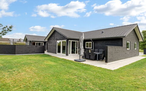 Frederikke - 990M from the Sea: Bleu, Arbuste, Chalet, Couverture De Sol, Jardin, Biens, Ombre, Aménagement Paysager, Ferme, Eco Hôtel