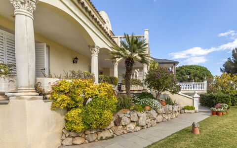 Bon Repos: Zone Résidentielle, Arbuste, Maison, Jardin, Domicile, Lot Terre, Toit, Ombre, Pelouse