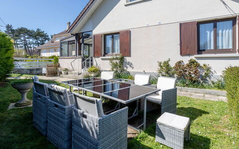 La Maison du Phare: Zone Résidentielle, Arbuste, Maison, Jardin, Domicile, Lot Terre, Toit, Ombre, Pelouse