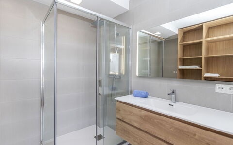 Airmenuda: Sol, Luminaire Plomberie, Armoire De Toilette, Sol, Cabinetry, Design Intérieur, Salle De Bains, Lavabo, Tiroir, Porte