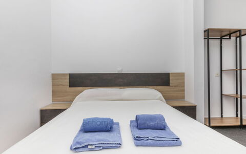 Airmenuda: Sol, Sol, Bois, Design Intérieur, Chambre, Meubles, Lit, Pièce, Drap De Lit, Literie