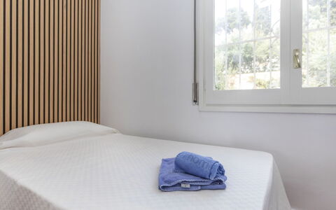 Airmenuda: Bois, Design Intérieur, Lit, Chambre, Sol, Sol, Domicile, Literie, Drap De Lit, Linge