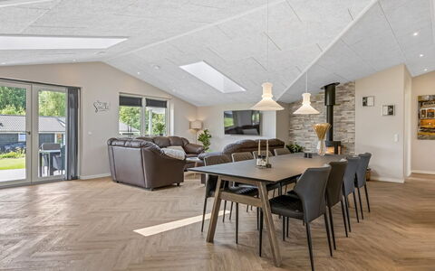 Alvira - 30Km from the Sea: Design Intérieur, Bois, Plafond, Sol, Meubles, Sol, Canapé, Salon, Luminaire, Domicile