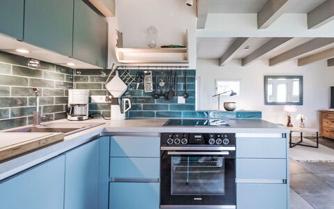 Kleine Reetdachkate: Appareil De Cuisine, Cuisine, Comptoir, Cuisinière, Principaux Appliance, Cabinetry, Gaz Poele, Électroménager, Le Fourneau, Design Intérieur