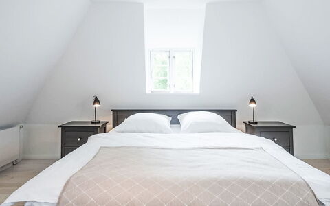 Kleine Reetdachkate: Lit, Chambre, Design Intérieur, Sol, Bois, Literie, Plafond, Drap De Lit, Meubles, Sol