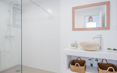 Cofitsa Plus: Luminaire Plomberie, Design Intérieur, Salle De Bains, Sol, Sol, Armoire De Toilette, Plomberie, Robinet, Plafond, Évier