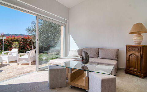 Villa Mehdaeve: Meubles, Design Intérieur, Sol, Bois, Plafond, Sol, Chaise, Table, Appartement, Éclairage