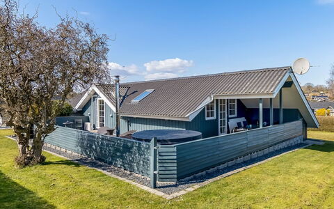 Aika - 450M from the Sea: Toit, Domicile, Maison, Chalet, Siding, Biens, Ombre, Cour, Conception, Porche