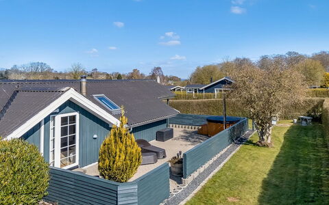 Aika - 450M from the Sea: Bois, Toit, Domicile, Maison, Architecture, Siding, Lot Terre, Chalet, Cabanon, Batiments Jardin