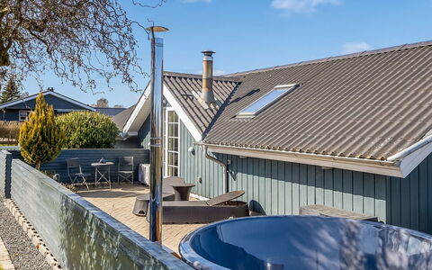 Aika - 450M from the Sea: Bois, Toit, Domicile, Maison, Architecture, Siding, Lot Terre, Chalet, Cabanon, Batiments Jardin