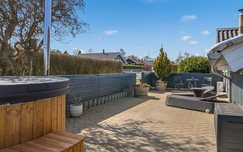 Aika - 450M from the Sea: Bois, Toit, Domicile, Maison, Architecture, Siding, Lot Terre, Chalet, Cabanon, Batiments Jardin