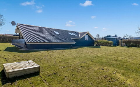 Aika - 450M from the Sea: Bois, Toit, Domicile, Maison, Architecture, Siding, Lot Terre, Chalet, Cabanon, Batiments Jardin