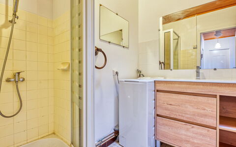 L'Étang: Sol, Luminaire Plomberie, Sol, Salle De Bains, Design Intérieur, Plomberie, Lavabo, Miroir, Composite, Tuile