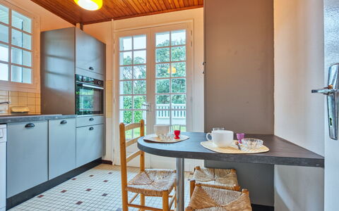 L'Étang: Sol, Design Intérieur, Cuisine, Sol, Bois, Comptoir, Meubles, Plafond, Luminaire Plomberie, Domicile