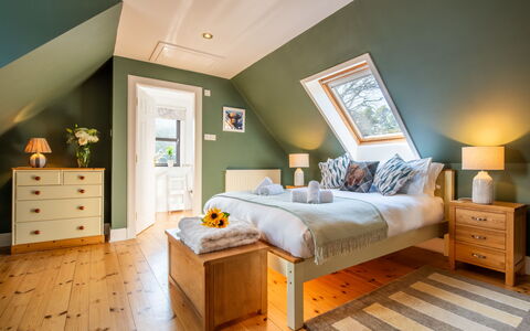 Drover'S Lodge: Lit, Chambre, Design Intérieur, Meubles, Literie, Drap De Lit, Bois, Plafond, Sol, Sol