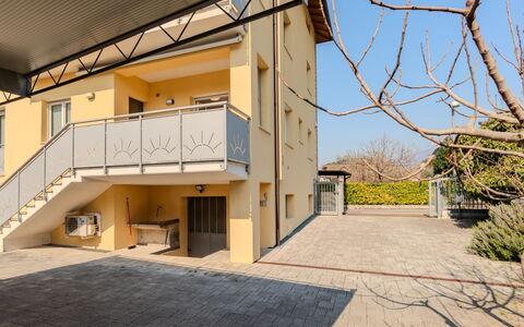 Dro 100: Composite, Balcon, Béton, Ombre, Balustrade, Conception, Porte, Clôture, Daylighting, Porche