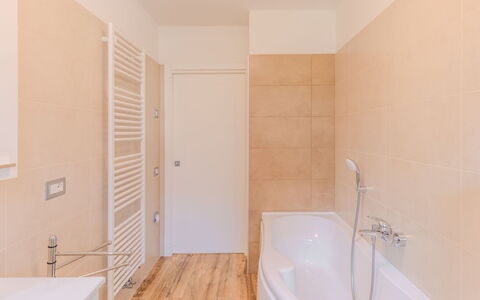 Dro 100: Sol, Salle De Bains, Sol, Mur, Luminaire Plomberie, Design Intérieur, Bois, Plomberie, Baignoire, Robinet