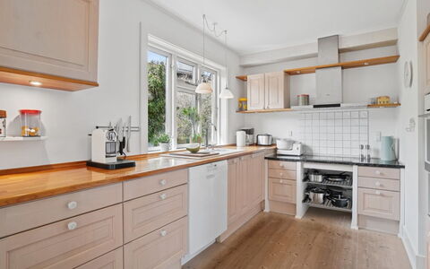 Taja - 170M from the Sea: Appareil De Cuisine, Cuisine, Comptoir, Cabinetry, Meubles, Sol, Design Intérieur, Principaux Appliance, Bois, Électroménager