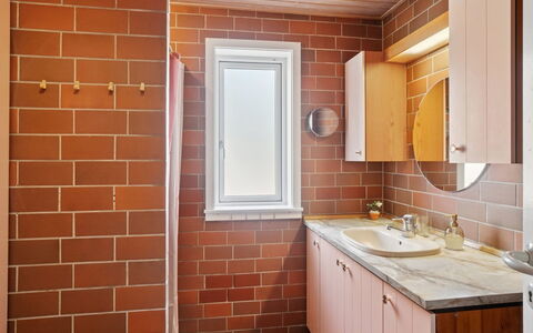 Taja - 170M from the Sea: Mur, Luminaire Plomberie, Lavabo, Sol, Évier, Design Intérieur, Salle De Bains, Armoire De Toilette, Sol, Robinet