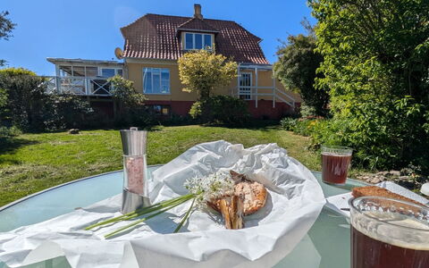 Taja - 170M from the Sea: Aliments, Serveware, Cour, Mobilier De Jardin, Tableau De Plein Air, Arrière-Cour, Le Déjeuner