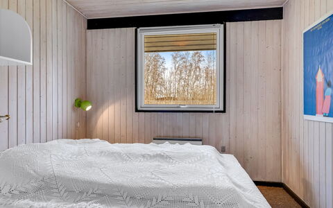 Tosti - 180M to the Fjord: Bois, Chambre, Design Intérieur, Plafond, Sol, Pièce, Lit, Drap De Lit, Literie, Dur