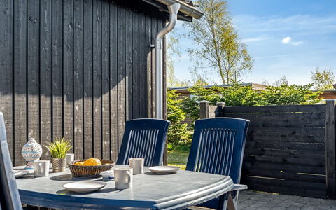 Yaris - from the Sea: Maison, Toit, Domicile, Chalet, Cabanon, Batiments Jardin, Siding, Cour, Cabane En Rondins, Cabane