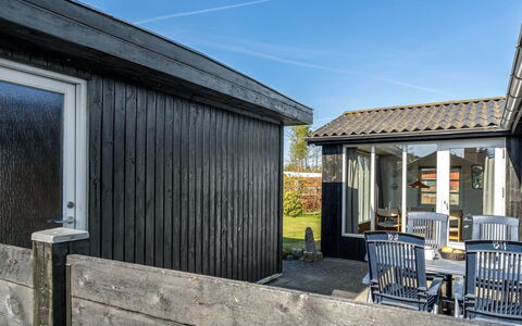 Yaris - from the Sea: Maison, Toit, Domicile, Chalet, Cabanon, Batiments Jardin, Siding, Cour, Cabane En Rondins, Cabane