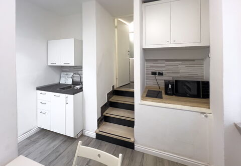 Casa Nina Seconda - Sanremo: Bois, Sol, Design Intérieur, Sol, Appartement, Pièce, Plafond, Parquet, Cuisine, Principaux Appliance