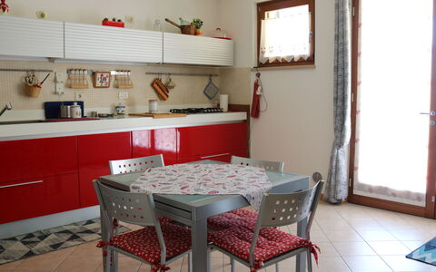 Romeo e Giulietta: Meubles, Cuisine, Design Intérieur, Sol, Appareil De Cuisine, Comptoir, Bois, Principaux Appliance, Chaise, Sol