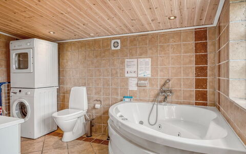 Aku - 700M from the Sea: Sol, Design Intérieur, Sol, Luminaire Plomberie, Bois, Plafond, Pièce, Plomberie, Salle De Bains, Meubles